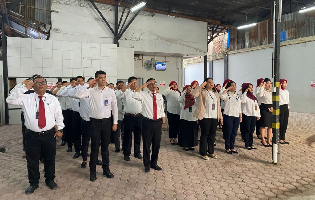 Foto : Pimpinan dan karyawan BRI Panyabungan saat melaksanakan upacara Hari Kesakitan Pancasila. (Suarajurnalis.id/MJ)