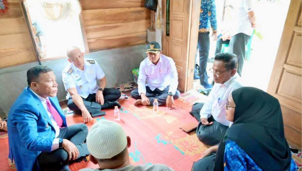 Foto : Bupati Tapanuli Tengah, Masinton Pasaribu saat berkunjung ke korban yang hakimi massa. (Suarajurnalis.id/Zulfahmi)