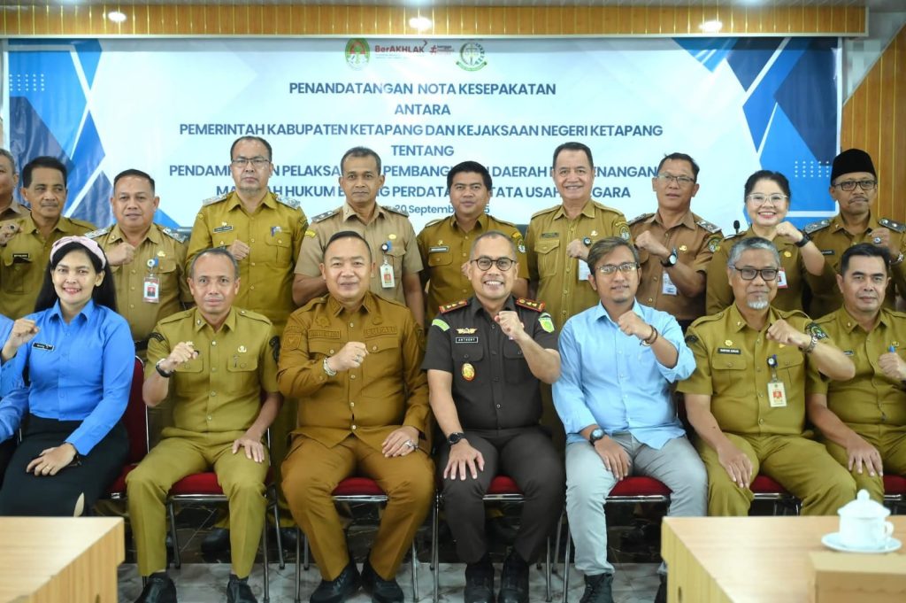 Foto : Pemda dan kejaksaan negeri Ketapang saat penandatanganan nota kesepakatan. (Suarajurnalis.id/Anton)