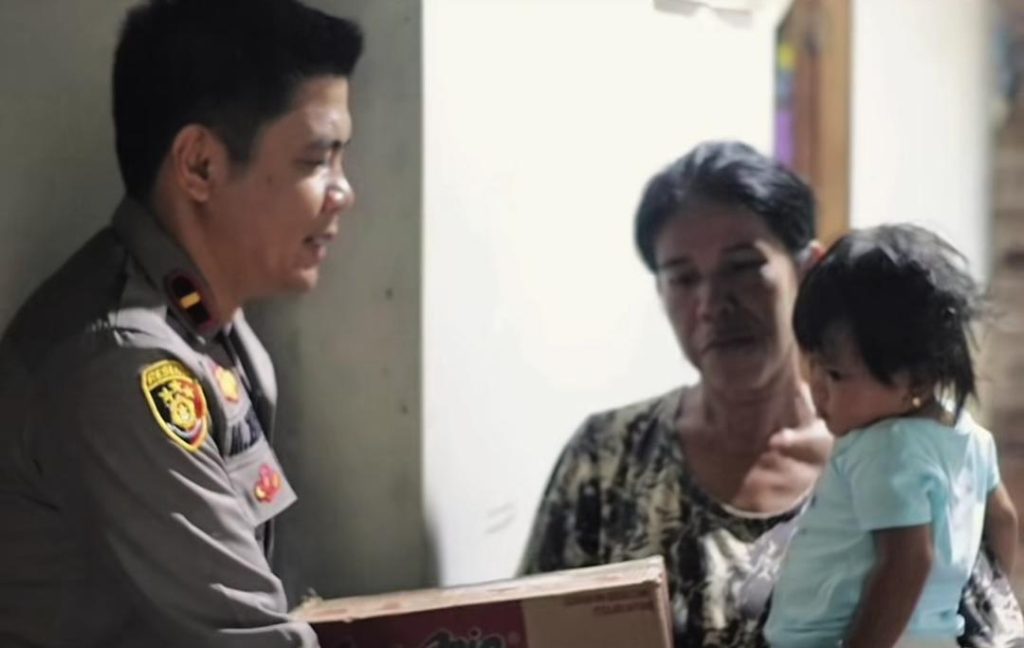 Kapolsek Martapura Ipda M Zulkifli didampingi Kapolres Banjar AKBP Dr Fadli serahkan bantuan sembako